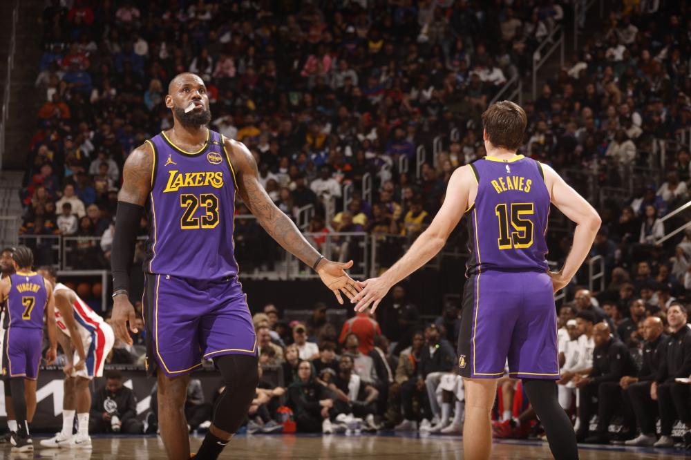 他在团队合 他在团队合